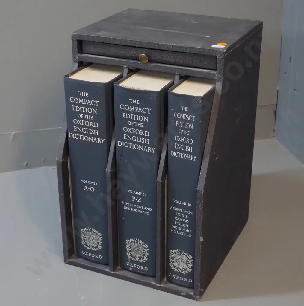 cased set Compact Edition of the Oxford English Dictionary with 1987 Supplementary volume, magnifying glass in drawer Image 1++