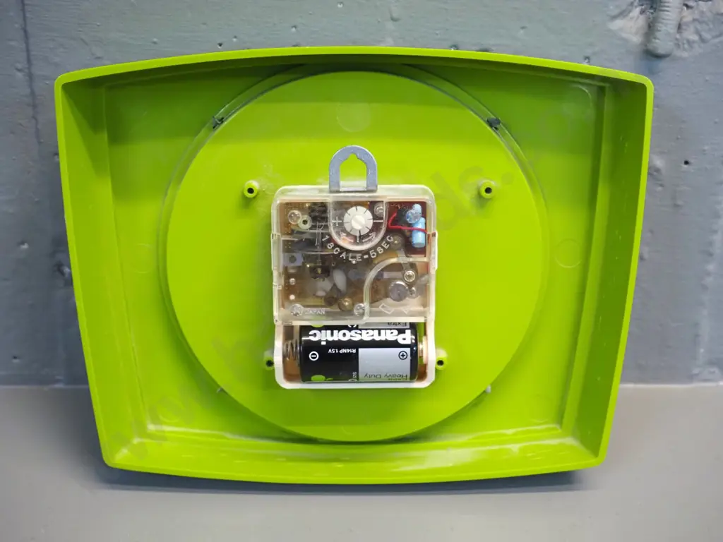 retro lime green plastic cased Rhythm battery powered wall clock H-170 W-220 Image 1++