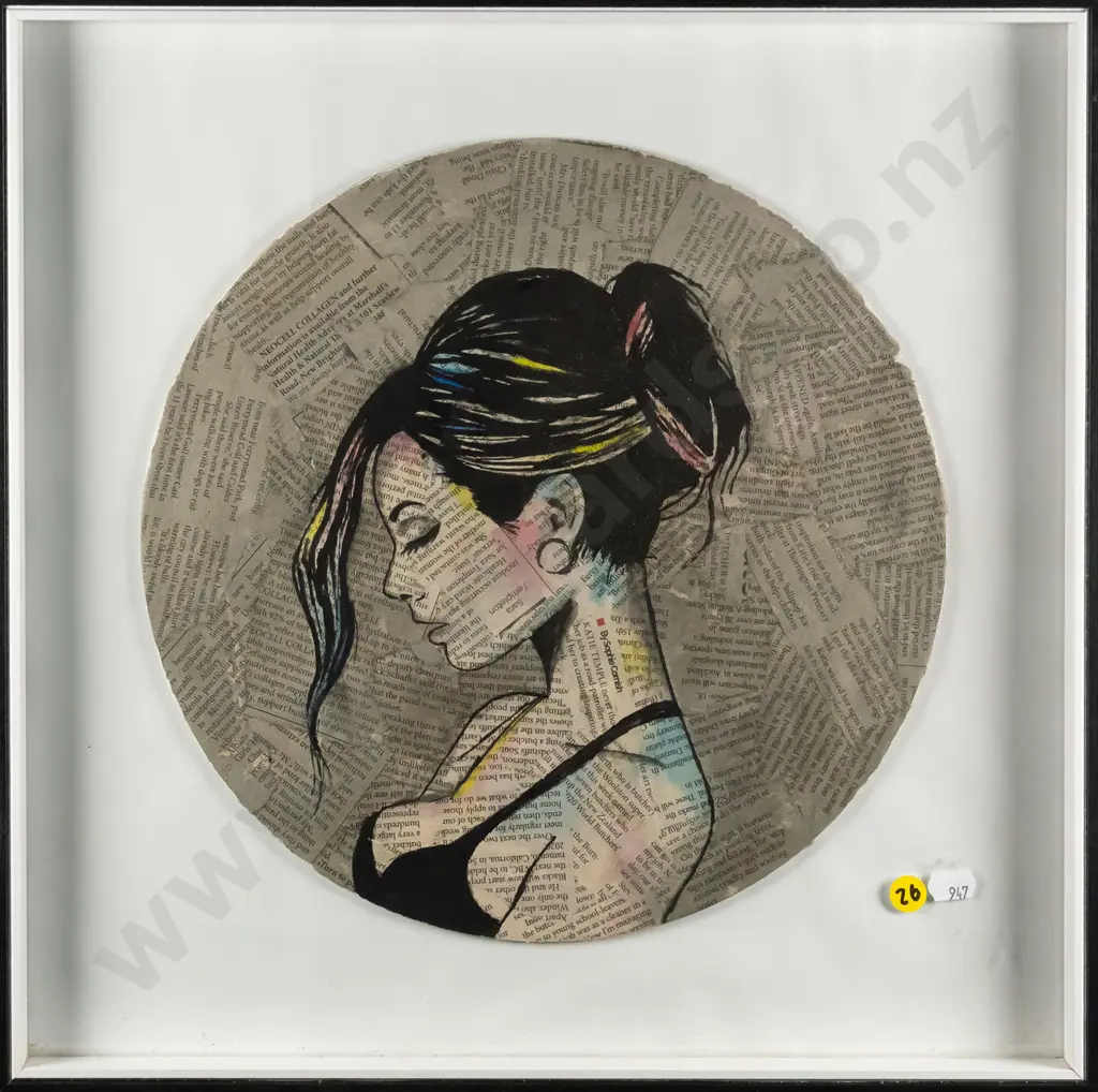 unsigned -framed mixed media- female portrait- diam 305 Image 1++