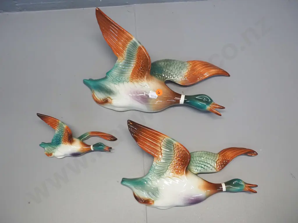 set of 3 Shorter & Son flying wall ducks - chip & mend to middle sized. Largest is H-180 W-300 Image 1++