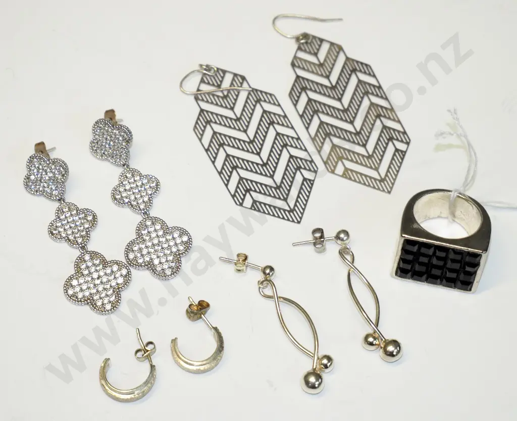 4 pairs of earrings & large ring with black stones Image 1++