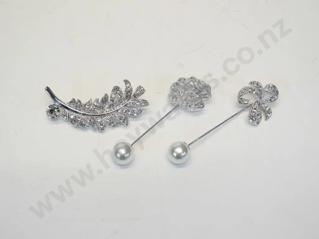 3 costume brooches Image 1++
