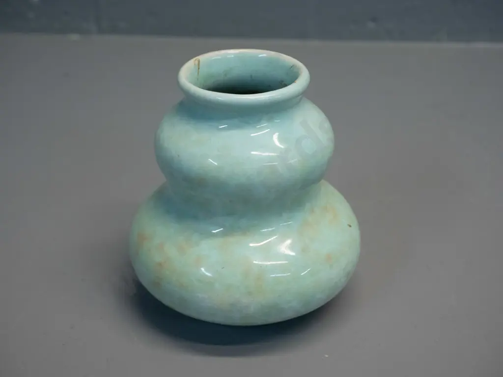 small (Crown Lynn?) vase in pale green glaze H-100 D-90 Image 1++