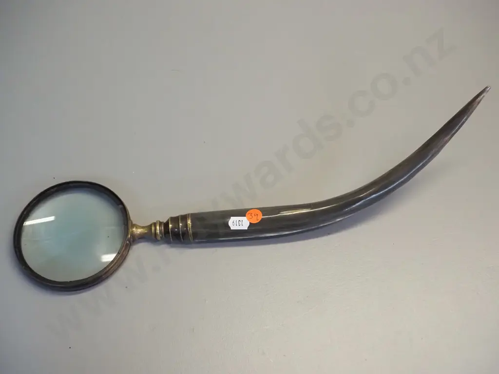 vintage magnifying glass with horn handle and brass frame - some damage to inner retaining ring L-430 Lens D-100 Image 1++