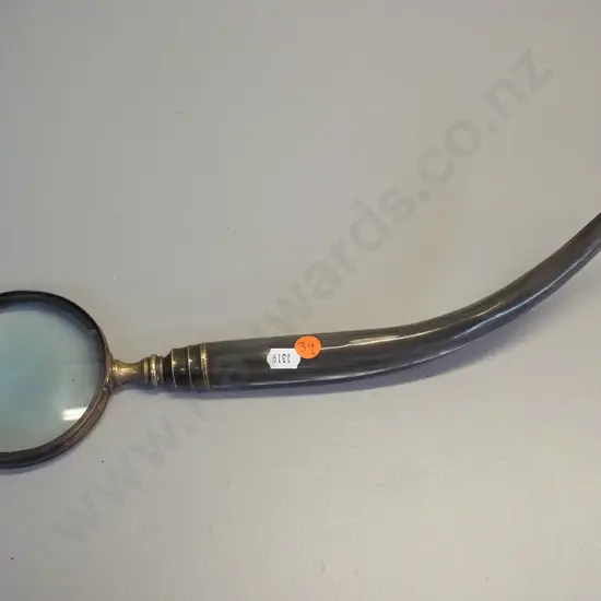 vintage magnifying glass with horn handle and brass frame - some damage to inner retaining ring L-430 Lens D-100
