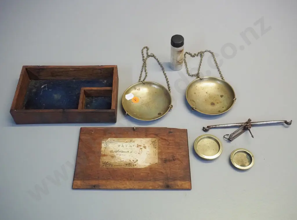 vintage part set of Avery gold scales in wooden case, with tiny gold nugget in jar - missing scale support stand, lid Image 1++