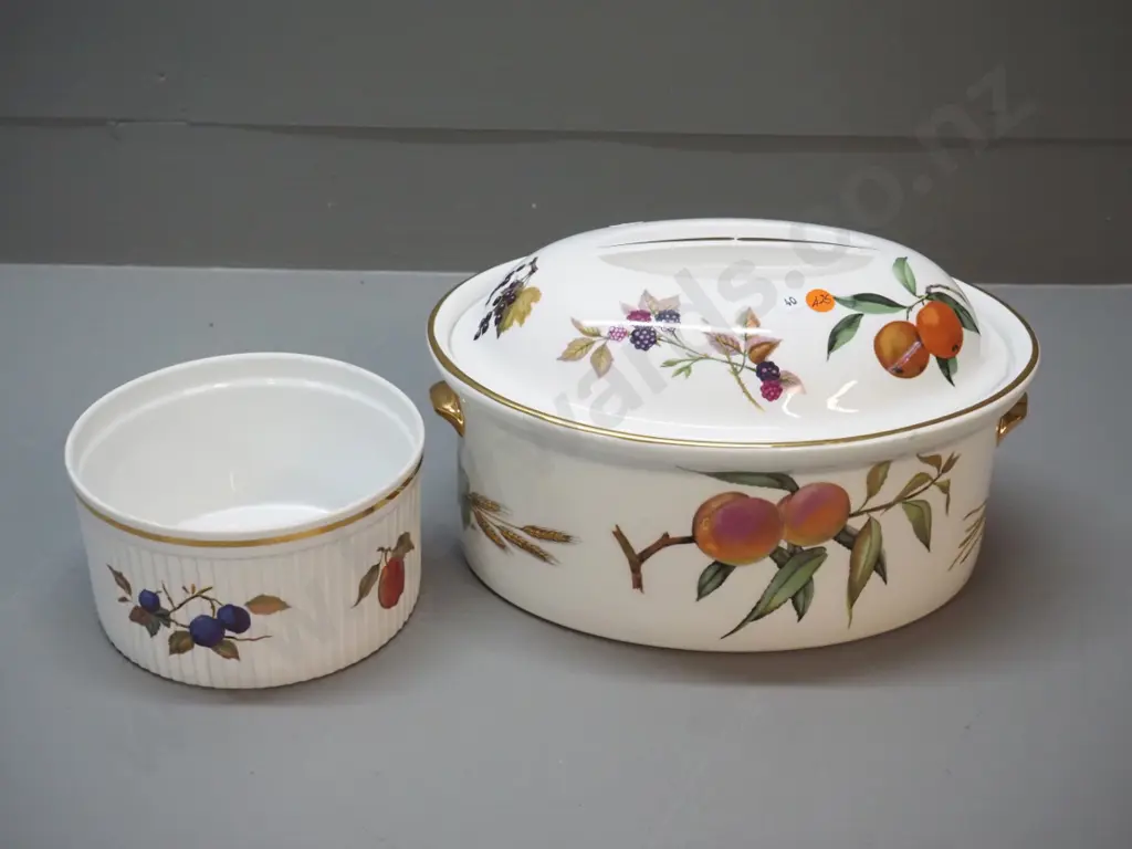 Royal Worcester Evesham pattern large oval casserole H-190 L-300 W-250 and a souffle dish Image 1++