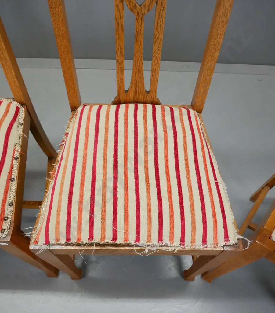 Arts & Craft style, oak extending dining table w/ 6 chairs. 2 chair backs higher than others, general condition good but Image 1++