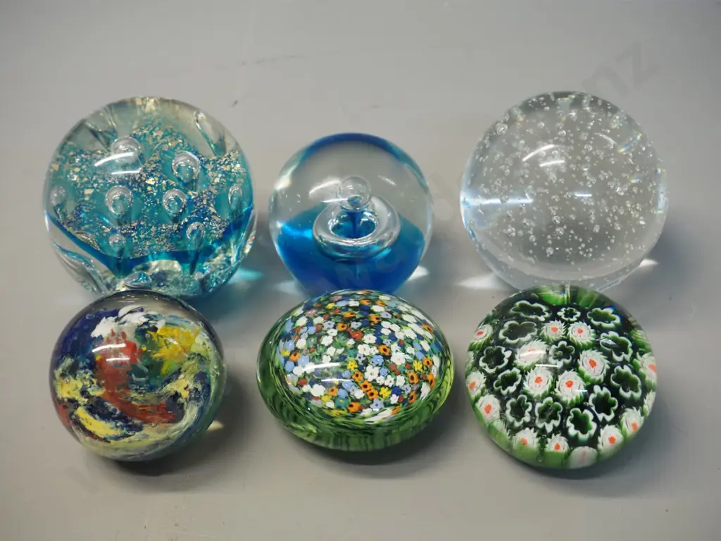 6 art glass paperweights, largest H- 80 Image 1++