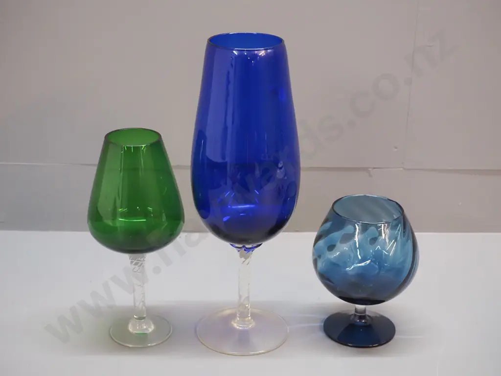 3 retro assorted colour & clear glass goblets - blue & green, tallest is H-270 Image 1++