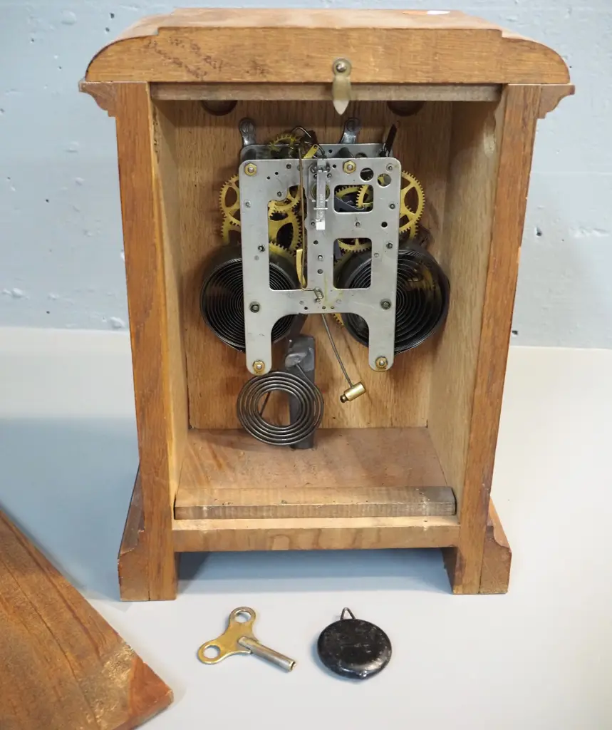 vintage Gilbert USA oak-cased striking mantel clock - with key and pendulum H-340 W-240 D-140 Image 1++