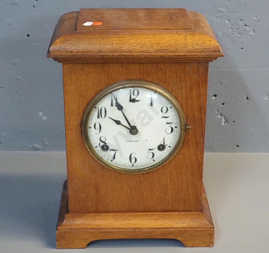 vintage Gilbert USA oak-cased striking mantel clock - with key and pendulum H-340 W-240 D-140 Image 1++