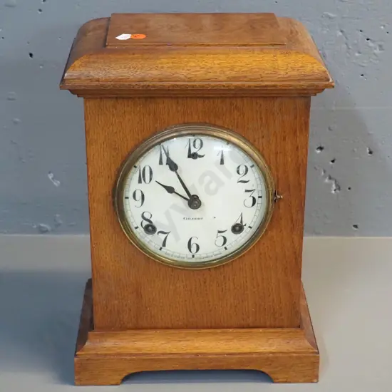 vintage Gilbert USA oak-cased striking mantel clock - with key and pendulum H-340 W-240 D-140