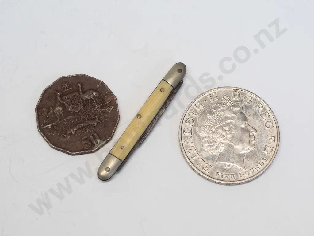 small pocket knife & 2 coins 'Queen Mother1900-2002 & Queen Elizabeth Auctralia 2001 Image 1++