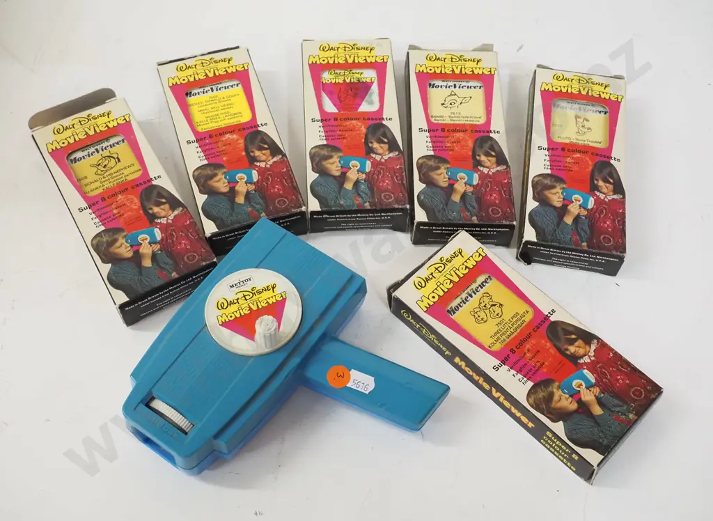 Disney / Mettoy movie viewer with 6 cartridges - Bambi, Pluto, Robin Hood, Donald Duck etc. Image 1++