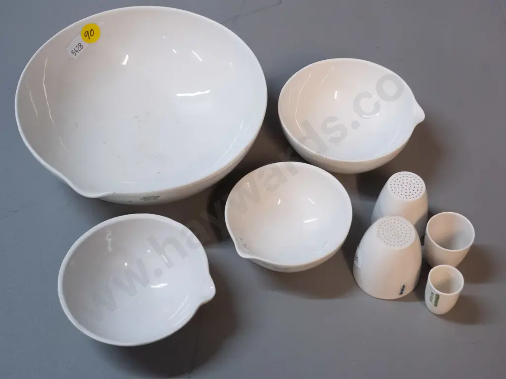 4 Royal Worcester laboratory dishes with pouring lips, and 4 small porcelain strainers or sieves - largest dish is Image 1++