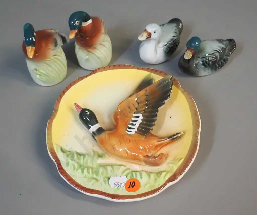 5 duck motif items - wall pocket vase D-150 and 2 sets salt & pepper, probably all Japanese Image 1++