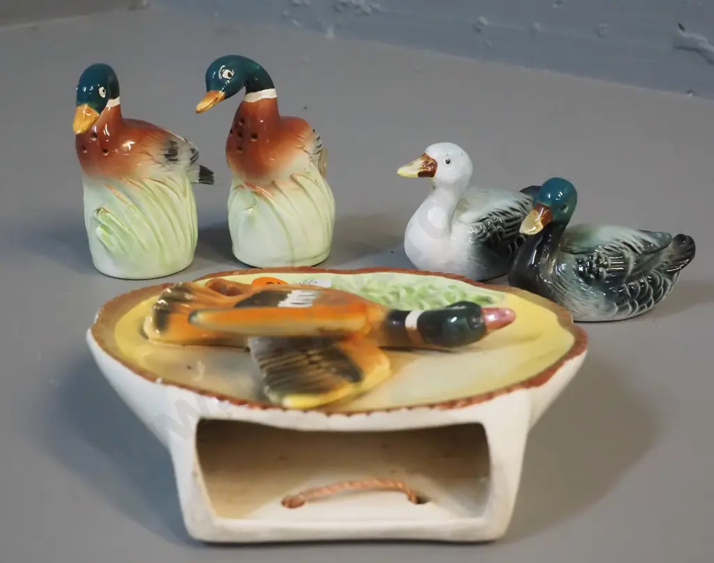 5 duck motif items - wall pocket vase D-150 and 2 sets salt & pepper, probably all Japanese Image 1++