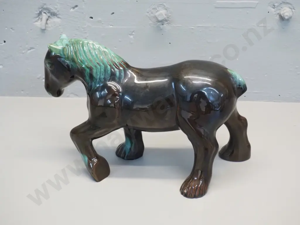 Blue Mountain horse figure - chip to one foot H-230 L-340 Image 1++