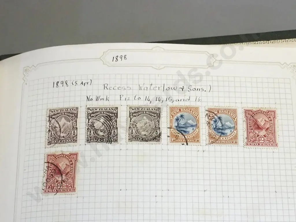 3 New Zealand stamp albums with assorted contents, full face onwards Image 1++