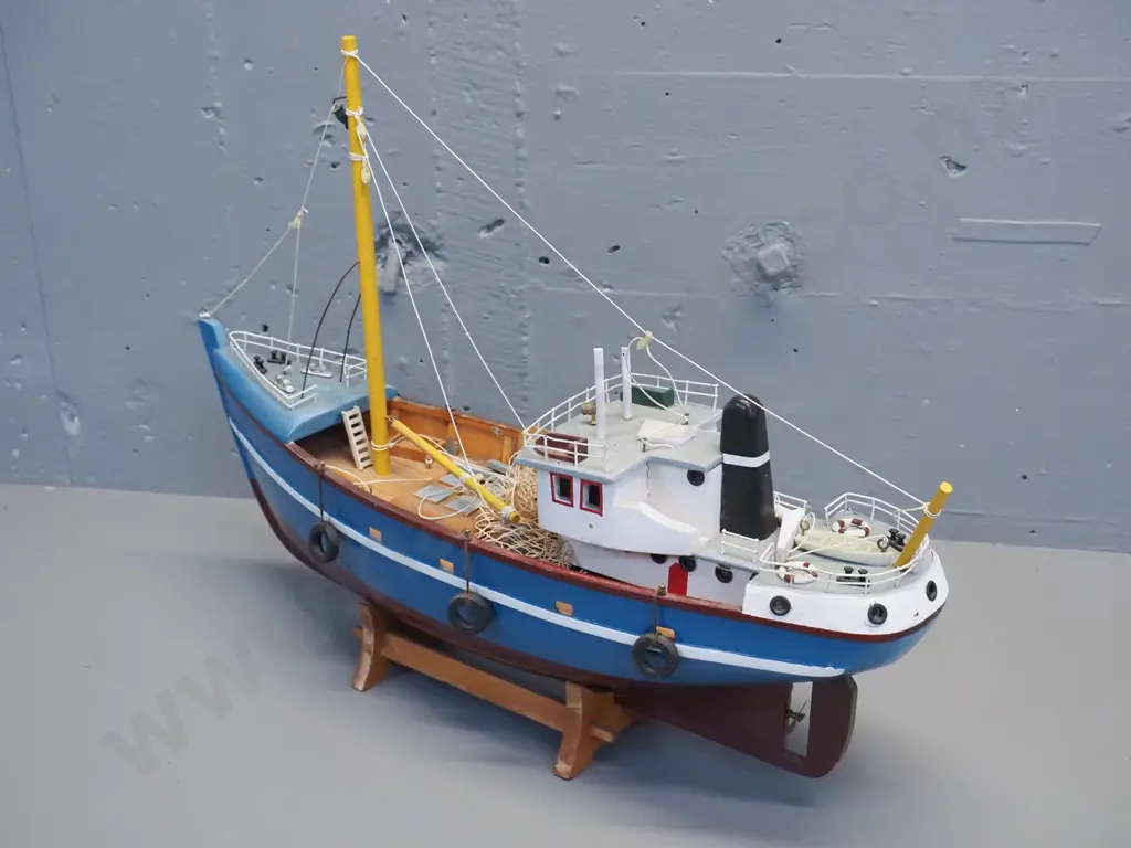 model fishing trawler - timber, with rigging and fishing net, integrated stand, etc. H-350 L-460 W-140 Image 1++