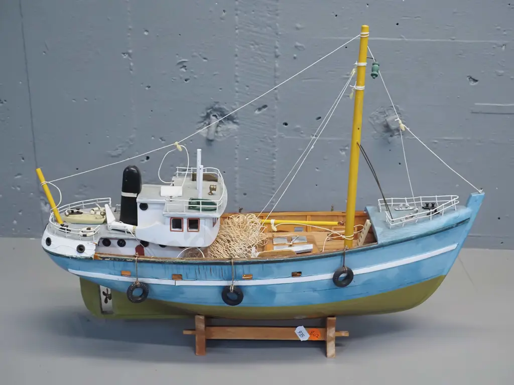model fishing trawler - timber, with rigging and fishing net, integrated stand, etc. H-350 L-460 W-140 Image 1++