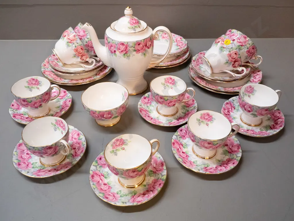 Royal Standard 'Rose of Sharon' pattern china - 4 trios and an 8-piece coffee set Image 1++