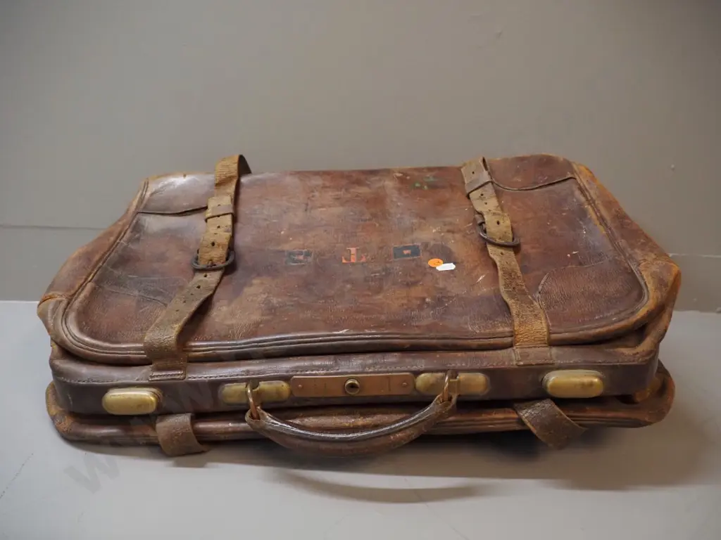 vintage heavy leather suitcase with brass fittings and lock - locked shut, no key. H-420 W-530 Image 1++