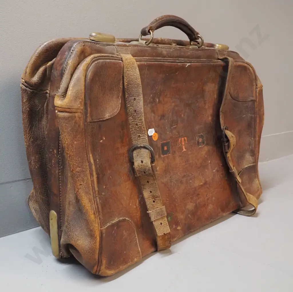 vintage heavy leather suitcase with brass fittings and lock - locked shut, no key. H-420 W-530 Image 1++