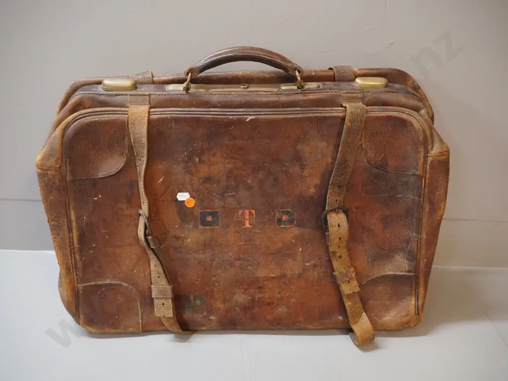 vintage heavy leather suitcase with brass fittings and lock - locked shut, no key. H-420 W-530 Image 1++