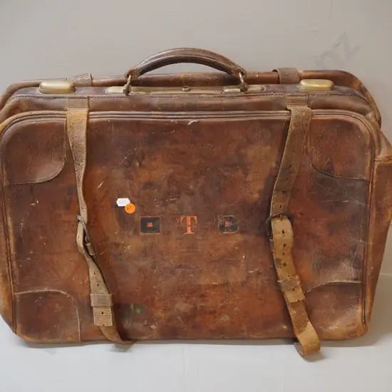 vintage heavy leather suitcase with brass fittings and lock - locked shut, no key. H-420 W-530