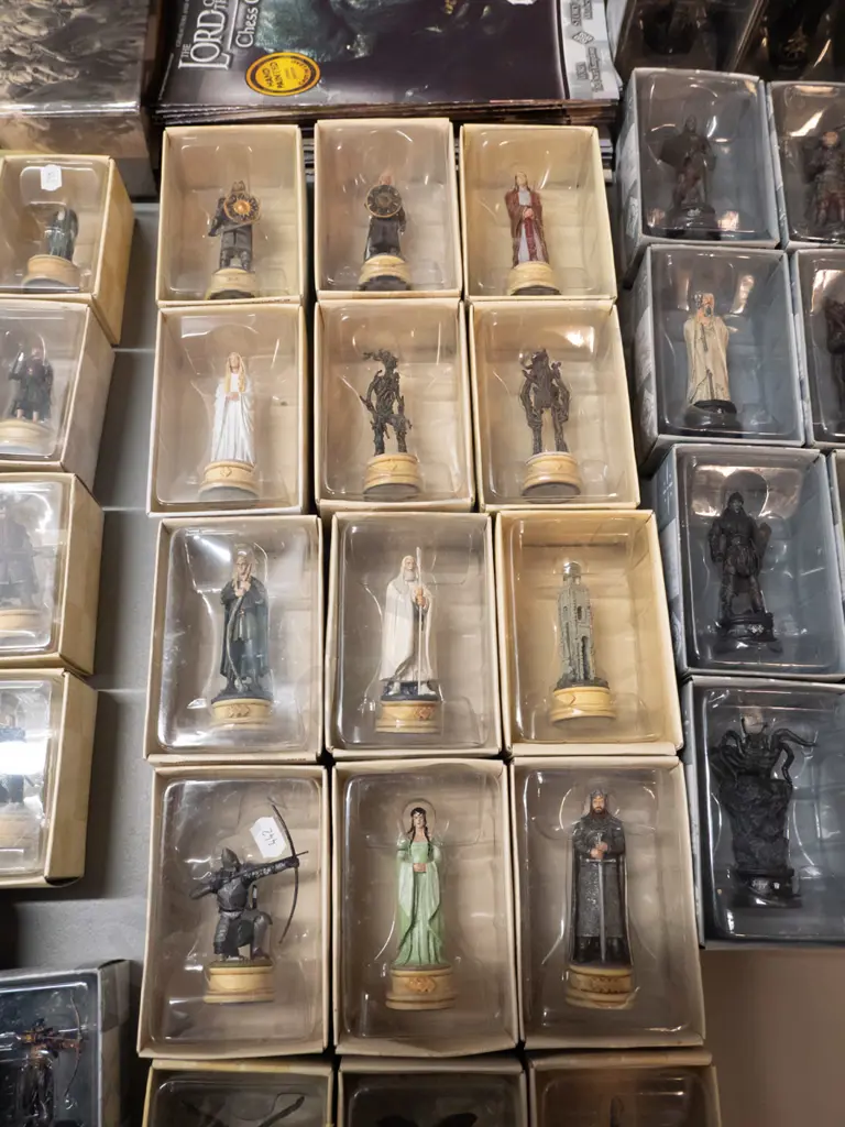 Lord of the Rings chess set with 66 playing pieces in original boxes, magazines, multi-piece chess board 500x500 and Image 1++