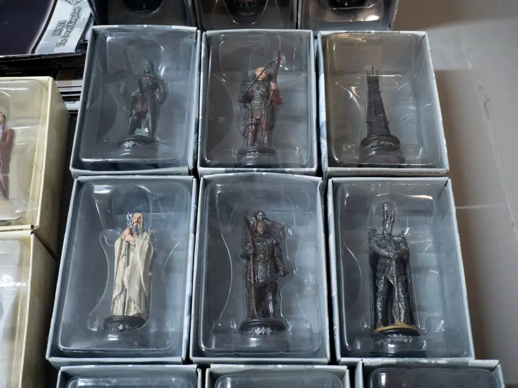 Lord of the Rings chess set with 66 playing pieces in original boxes, magazines, multi-piece chess board 500x500 and Image 1++