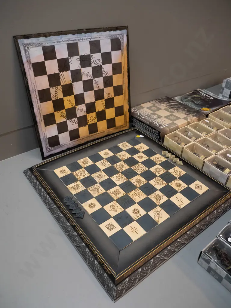 Lord of the Rings chess set with 66 playing pieces in original boxes, magazines, multi-piece chess board 500x500 and Image 1++