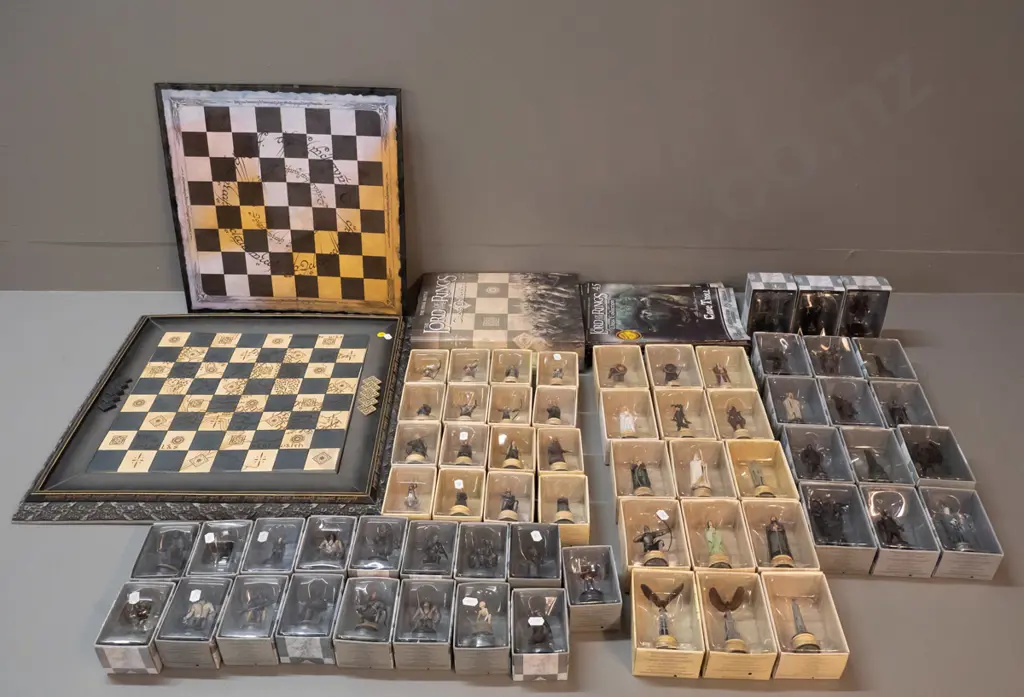 Lord of the Rings chess set with 66 playing pieces in original boxes, magazines, multi-piece chess board 500x500 and Image 1++