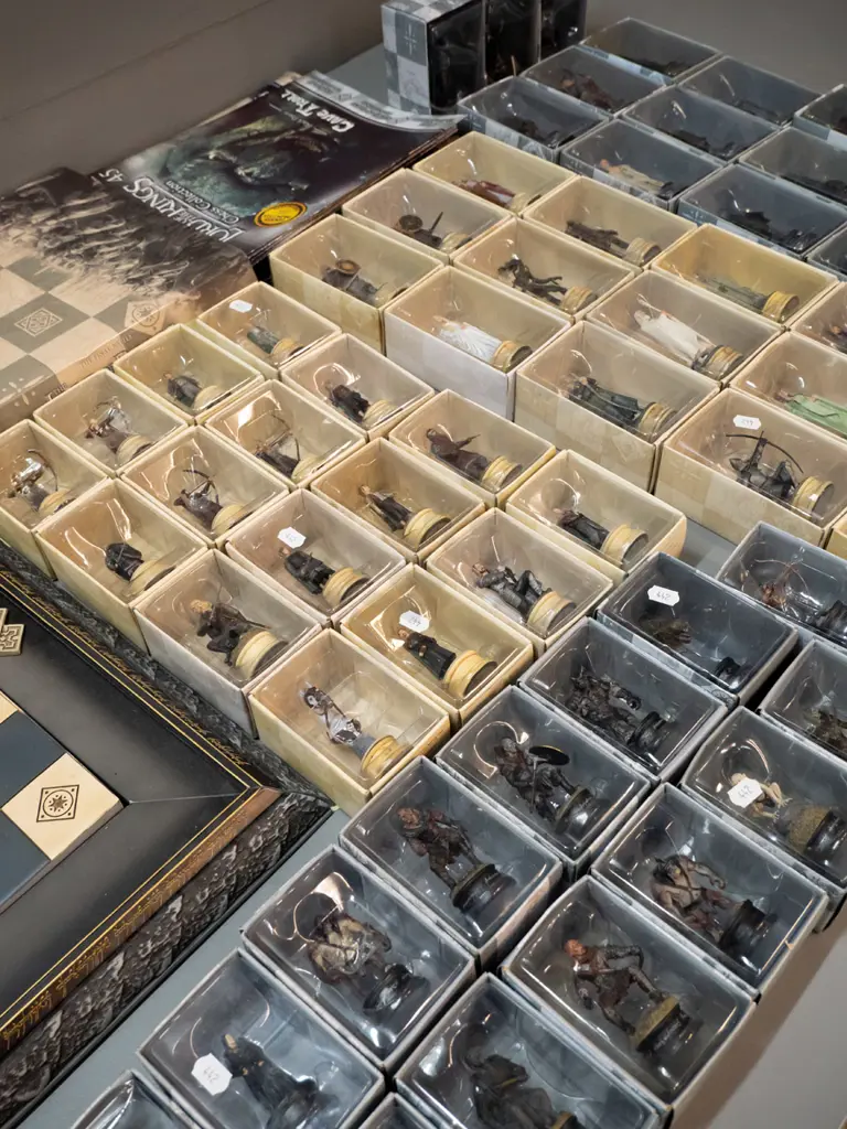 Lord of the Rings chess set with 66 playing pieces in original boxes, magazines, multi-piece chess board 500x500 and Image 1++
