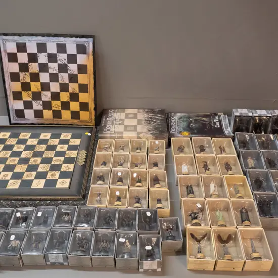 Lord of the Rings chess set with 66 playing pieces in original boxes, magazines, multi-piece chess board 500x500 and