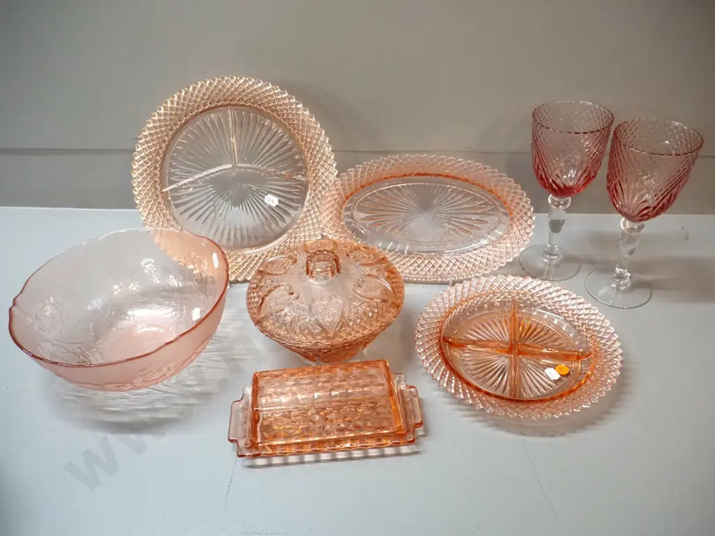 8 pieces of moulded pink depression glass - 3 diamond-edged plates, salad bowl H100 D230, covered bowl, etc. Image 1++