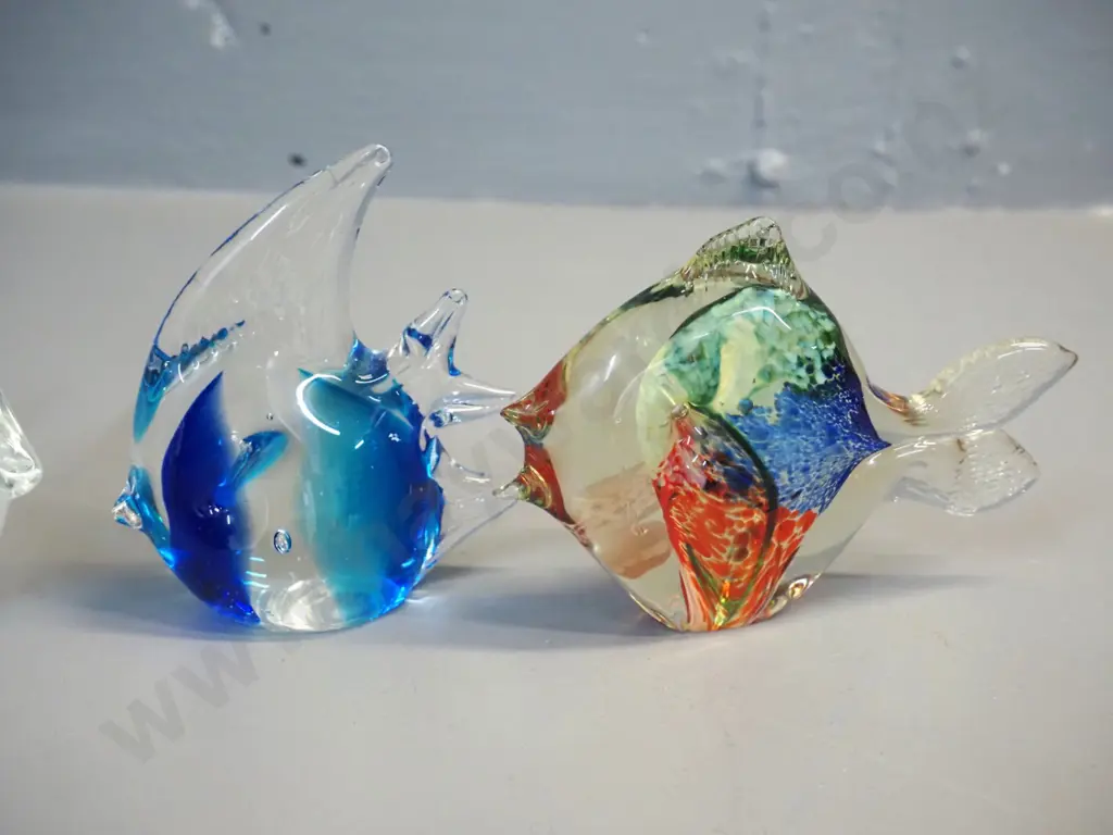 4 small art glass fish figures - largest is H-120 L-110 Image 1++