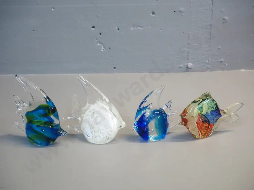 4 small art glass fish figures - largest is H-120 L-110 Image 1++