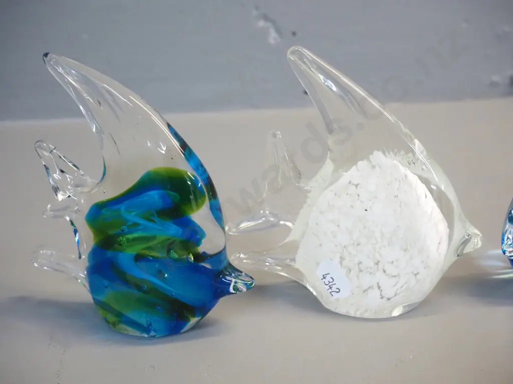 4 small art glass fish figures - largest is H-120 L-110 Image 1++
