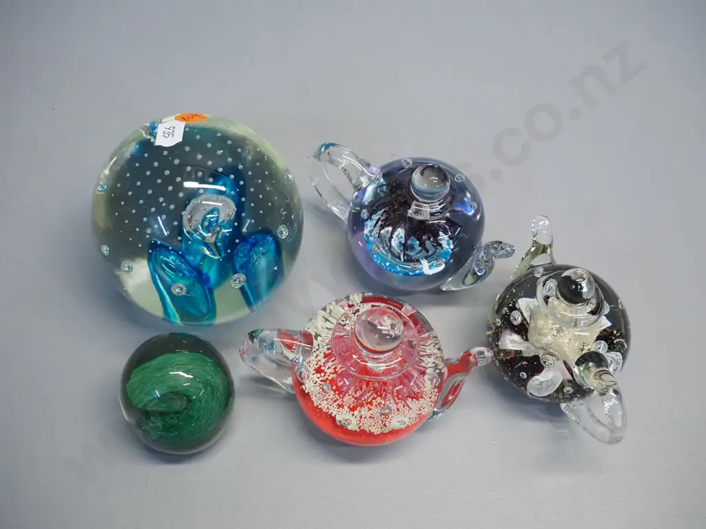 6 glass paperweights - 3 are teapot shaped "Signature Style by Murphy's" - largest paperweight H-110 Image 1++