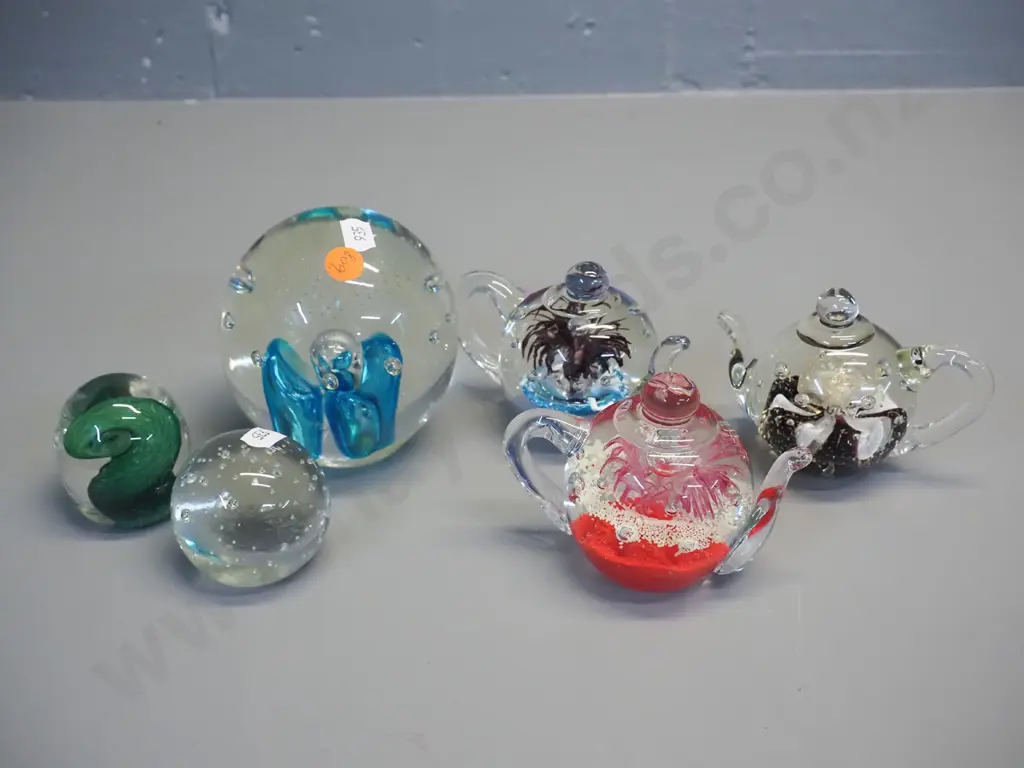 6 glass paperweights - 3 are teapot shaped "Signature Style by Murphy's" - largest paperweight H-110 Image 1++
