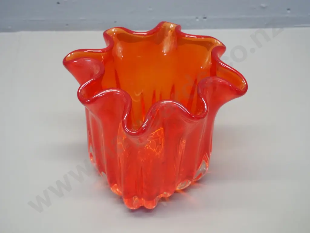 bright red ribbed & frilled art glass vase H-170 D-190 Image 1++