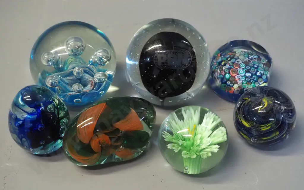 7 art glass paperweights, largest H- 70 Image 1++