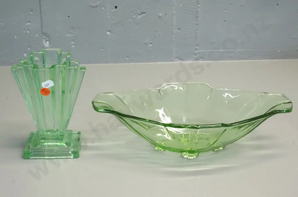 2 pieces of green depression glass - ribbed square vase and a bowl H-80 L-300 W-175 Image 1++