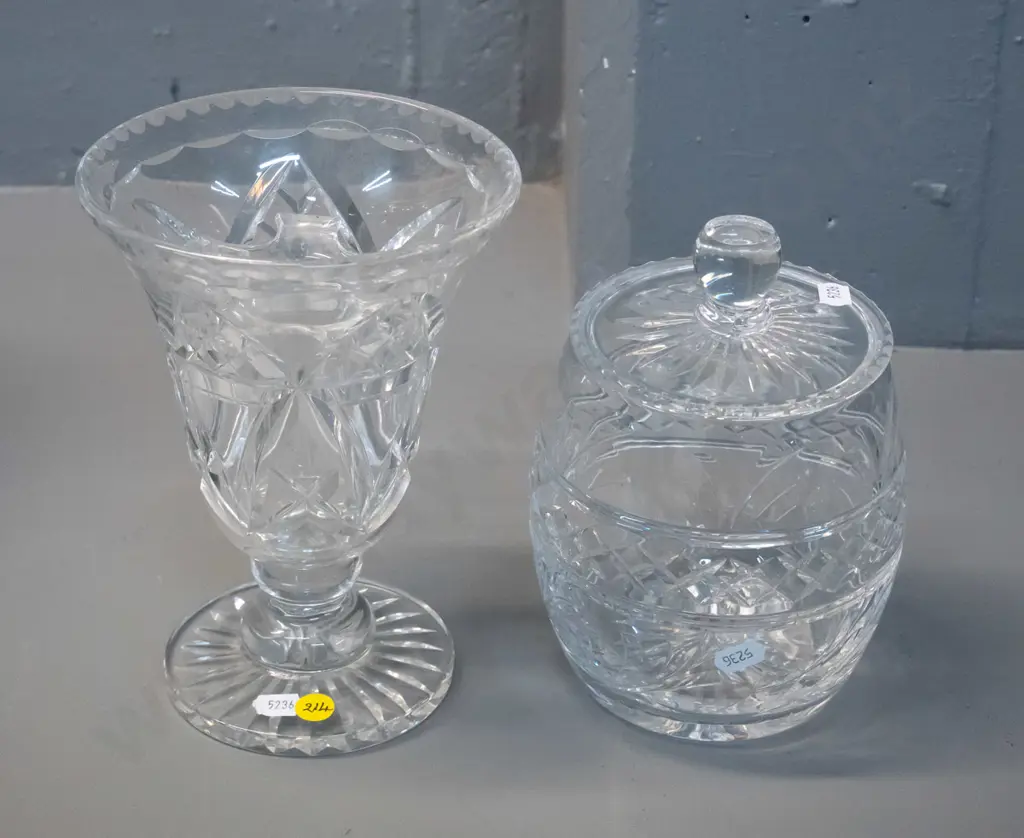 2 cut crystal items - lidded biscuit jar and a Stuart vase with frog H-200 D-150 Image 1++