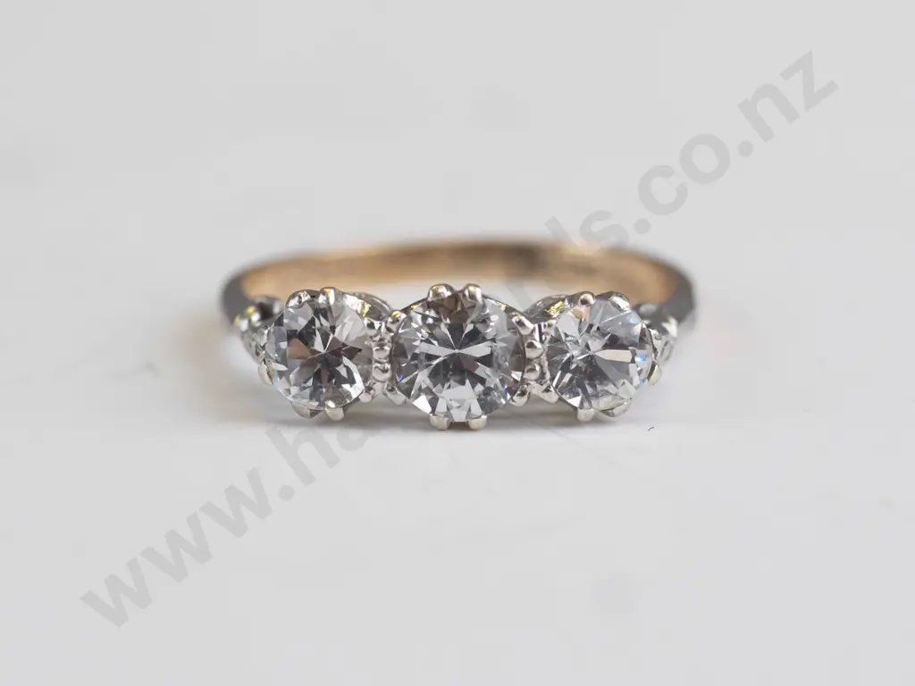 9ct dress ring stamped '9ct gold Image 1++