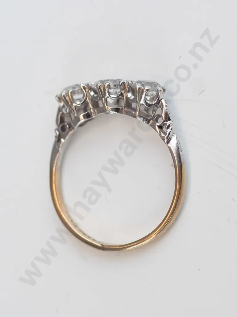 9ct dress ring stamped '9ct gold Image 1++