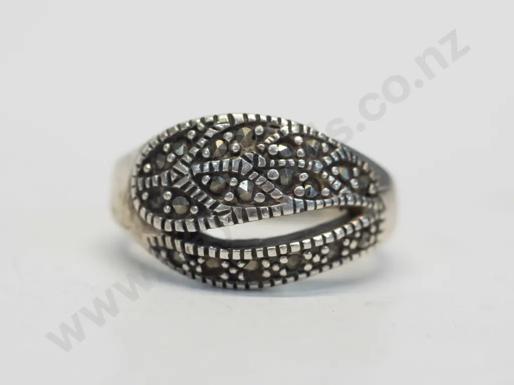 silver marcasite ring stamped 925 Image 1++